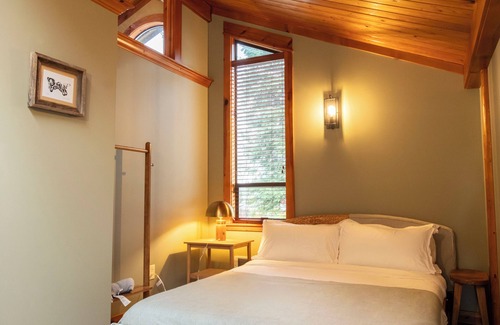 Mirrormont Cabina | Rainier View Lodge - Mountain View Suite in Scenic Issaquah ｜ Seattle gateaway