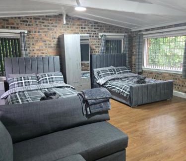 Manchester Casa | Rainsough Cottage Guest House - Sleeps upto 8 with ensuite - Free Parking & WiFi