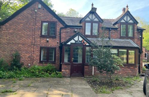 Manchester Casa | Rainsough Cottage Guest House - Sleeps upto 8 with ensuite - Free Parking & WiFi