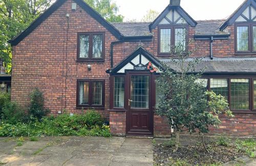 Manchester Casa | Rainsough Cottage Guest House - Sleeps upto 8 with ensuite - Free Parking & WiFi