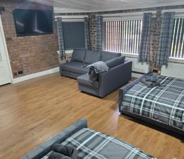Manchester Casa | Rainsough Cottage Guest House - Sleeps upto 8 with ensuite - Free Parking & WiFi