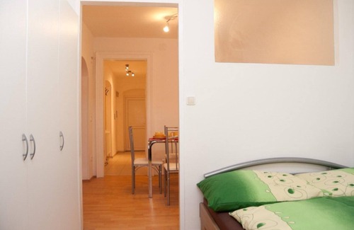 Pressbaum Apartamento | Raisa Bright amable apartamento de 3 habitaciones con entrada al jardín