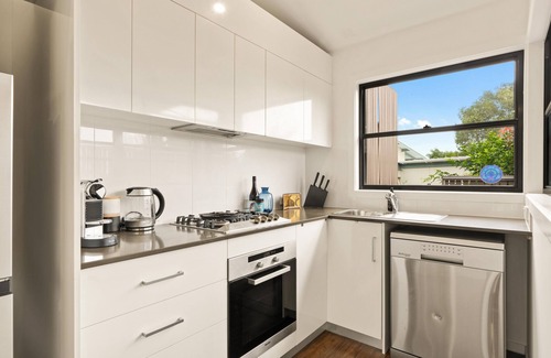 Ocean Shores Casa | RAJAH 1 - Lovely Townhouse close to beach & shops