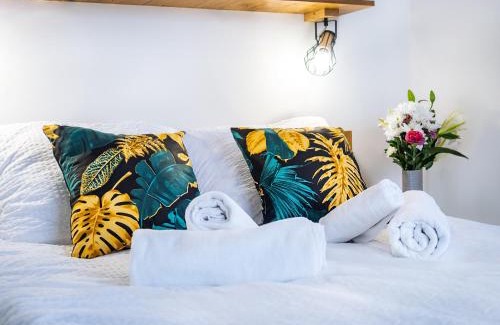 Mieroszow Casa | Rajska polana Domki PREMIUM ,na odludziu z prywatną BALIĄ z jacuzzi i sauną ,Cisza,rowery elektryczne,góry,astroprzygoda,- Adršpach, Skalne Miasto, Zamek Książ,Andrzejówka,Karpacz, Śnieżka,Janskie Laznie,Pec