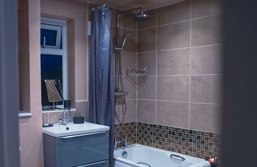Ashford Casa | Raku House Ashford 5 Beds - Sleep 8 - Free parking