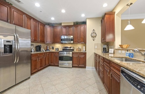 Brier Creek Country Club Condominio | Raleigh luxurious Garage Pool Hot Tub Golf Elevator Airport Resort Shopping