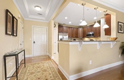 Brier Creek Country Club Condominio | Raleigh luxurious Garage Pool Hot Tub Golf Elevator Airport Resort Shopping