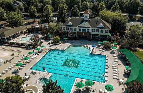 Brier Creek Country Club Condominio | Raleigh luxurious Garage Pool Hot Tub Golf Elevator Airport Resort Shopping