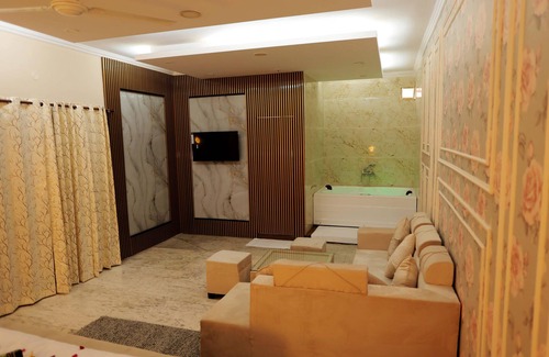 Pashim Vihar Villa | Rama Guest House | Private Jacuzzi | 5 Bedroom | Luxury Stay