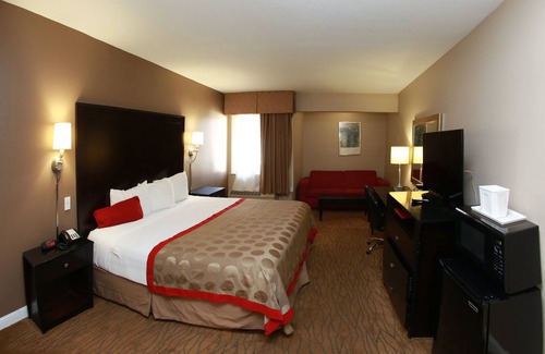 Raisin Hotel | Ramada by Wyndham Fresno North