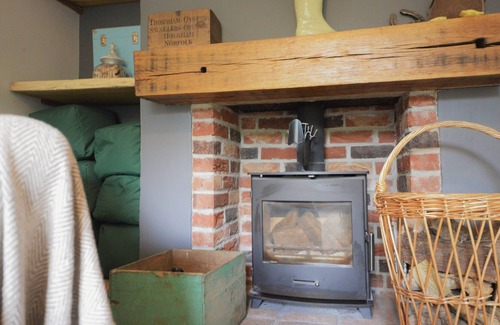 Saxthorpe Cabaña | Ramblers Retreat - Rural, dog friendly cottage.