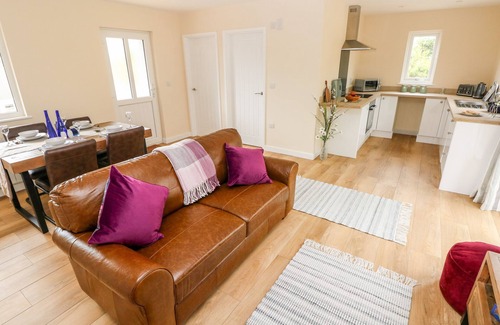 Jameston Cabaña | RAMSEY LODGE (BIER WOOD LODGES), pet friendly in Manorbier
