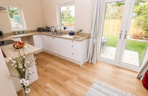 Jameston Cabaña | RAMSEY LODGE (BIER WOOD LODGES), pet friendly in Manorbier