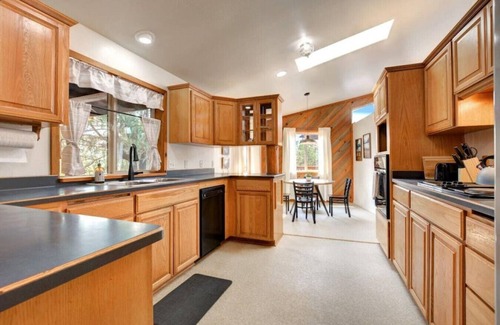 Eagle Point Cabina | Spacious Ranch Cabin w/Private Hot Tub near Medford, OR