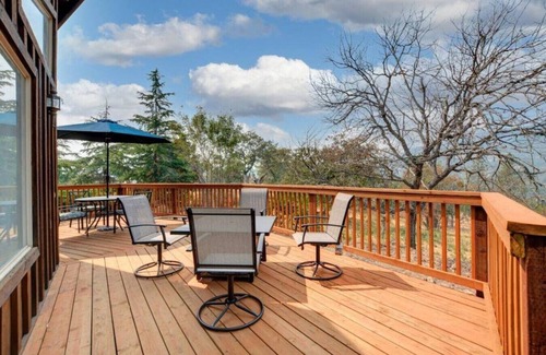 Eagle Point Cabina | Spacious Ranch Cabin w/Private Hot Tub near Medford, OR
