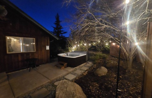 Eagle Point Cabina | Spacious Ranch Cabin w/Private Hot Tub near Medford, OR