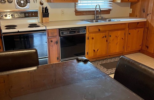 Durham Casa | Ranch home, 3 private bedroom suites with full private bathrooms, near Duke Univ
