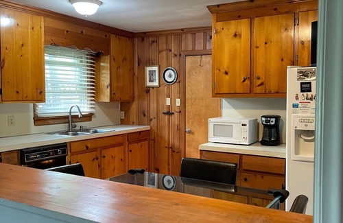 Durham Casa | Ranch home, 3 private bedroom suites with full private bathrooms, near Duke Univ