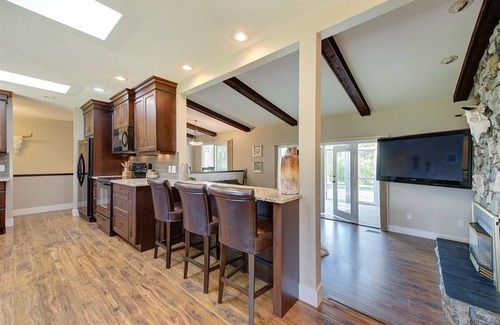 Central Okanagan Casa | Ranch House. Close to Vineyards, Kangaroo Farm, Horse Riding School and Beaches
