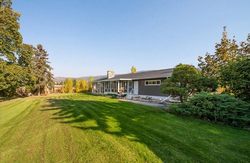 Central Okanagan Casa | Ranch House. Close to Vineyards, Kangaroo Farm, Horse Riding School and Beaches