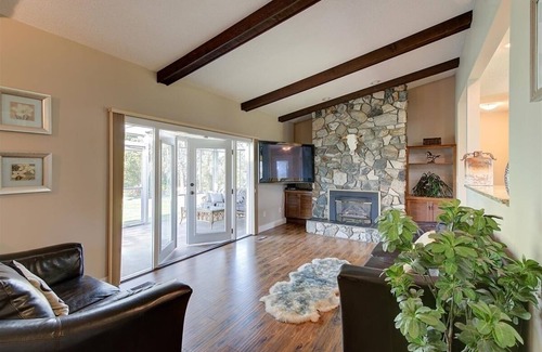 Central Okanagan Casa | Ranch House. Close to Vineyards, Kangaroo Farm, Horse Riding School and Beaches