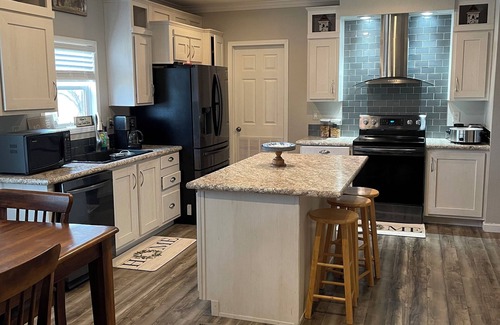 Pleasanton Casa | Ranch house, cottage, pool, deck, small basketball court, private gated entrance