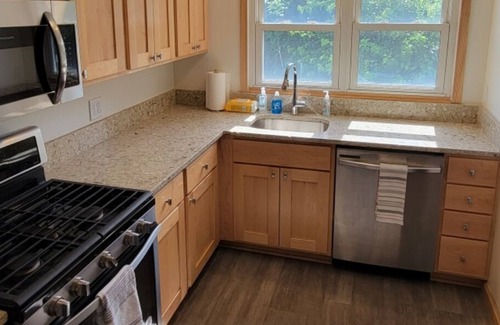 Reynoldsburg Casa | Ranch style 3 bedroom and 2 full bathroom home, fully furnished and remodeled.