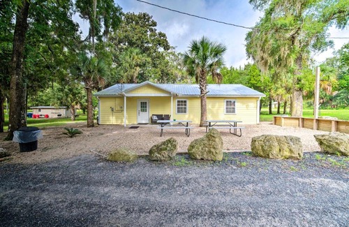 Steinhatchee Casa | Ranch-Style Gem Charcoal Grill, Kayak and Boat