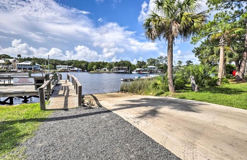 Steinhatchee Casa | Ranch-Style Gem Charcoal Grill, Kayak and Boat