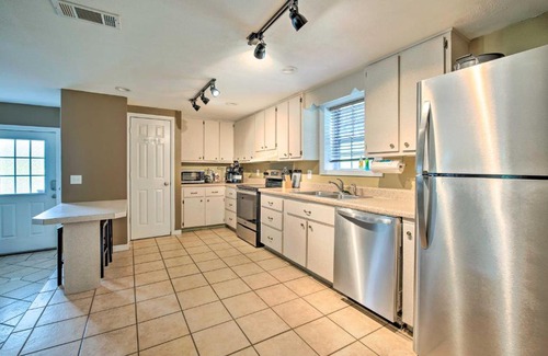 Steinhatchee Casa | Ranch-Style Gem Charcoal Grill, Kayak and Boat