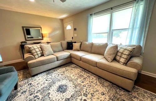 Addison Heights Casa | Ranch Style Home & Plenty Of BKYD Space Near KSU
