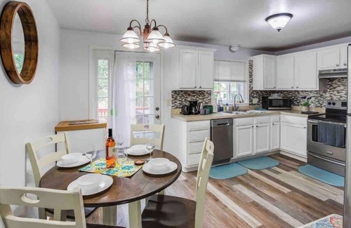 Rochester Casa | Ranch W/ Hot Tub~ by Arprt/Dtwn/UofR/RIT W/AC