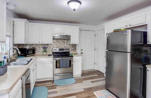Rochester Casa | Ranch W/ Hot Tub~ by Arprt/Dtwn/UofR/RIT W/AC