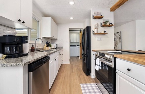 Reynoldsburg Apartamento | Ranch with Garage & Fenced Yard on Quiet Street