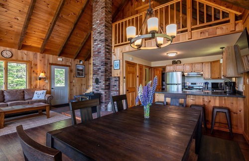 Rangeley Cabina | Rangeley 4-Season Retreat – Water and Sunset Views – Wood Stove – Game Room