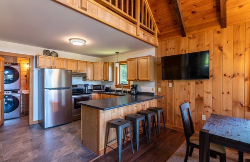 Rangeley Cabina | Rangeley 4-Season Retreat – Water and Sunset Views – Wood Stove – Game Room