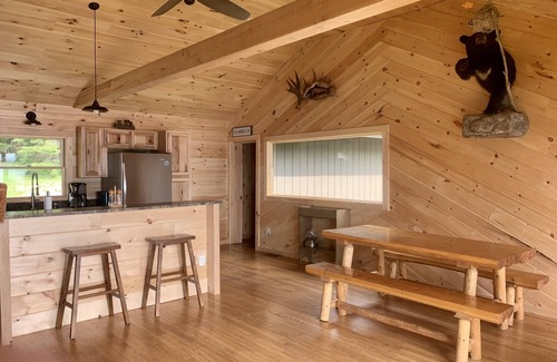 Rangeley Cabina | Privacidad y relajación en este campamento frente al mar de 4 dormitorios / 2 baños en Quimby Pond