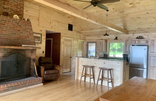 Rangeley Cabina | Privacidad y relajación en este campamento frente al mar de 4 dormitorios / 2 baños en Quimby Pond