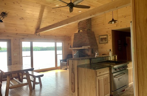 Rangeley Cabina | Privacidad y relajación en este campamento frente al mar de 4 dormitorios / 2 baños en Quimby Pond