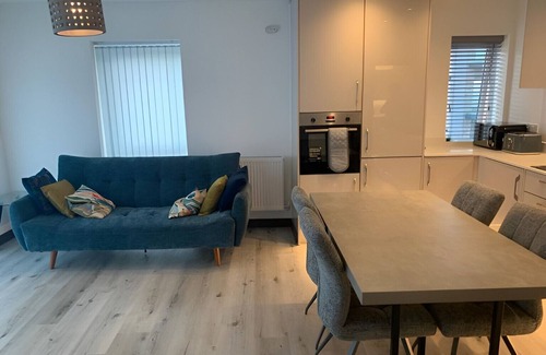 Harlow Apartamento | 2 bedroom lovely apartment with parking! 2 minutes from Harlow Town station