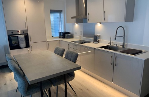 Harlow Apartamento | 2 bedroom lovely apartment with parking! 2 minutes from Harlow Town station