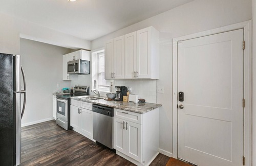 Camden Apartamento | RARE 2 Bed Gem w/ PRIVATE PATIO Near Downtown Philly!