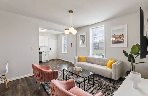 Camden Apartamento | RARE 2 Bed Gem w/ PRIVATE PATIO Near Downtown Philly!