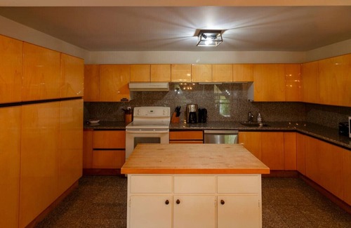Prince Edward Casa | Rare 6 bedroom Gem in Picton