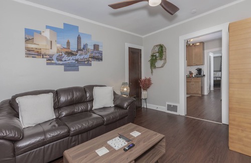 University Circle Apartamento | Rare Cleveland Apt: Heart of Little Italy! With Sauna & Hot Tub!