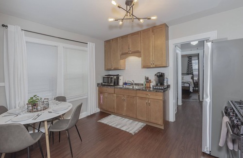 University Circle Apartamento | Rare Cleveland Apt: Heart of Little Italy! With Sauna & Hot Tub!