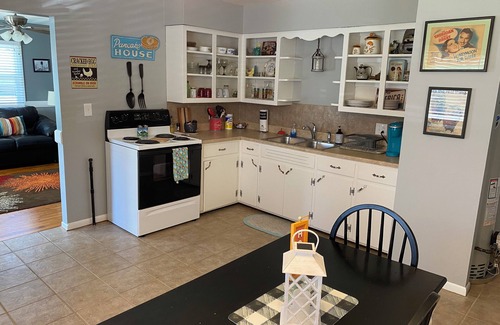 Springfield Casa | Rare find! 2-bedroom house with convenient location