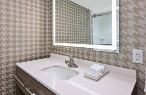 Wilmington Hotel | Rare Find! 2 Units w/ FREE Breakfast, Outdoor Pool, Close to Wrightsville Beach!
