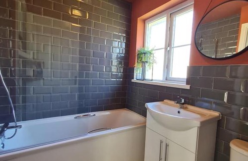 Merthyr Tydfil Casa | RARE FIND 3BR Detached with Garage Bike Park Wales & Brecon Beacons