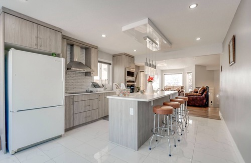 Calgary Casa | Rare find 6 bedroom 3 full bath newly renovated and new furniture and beds